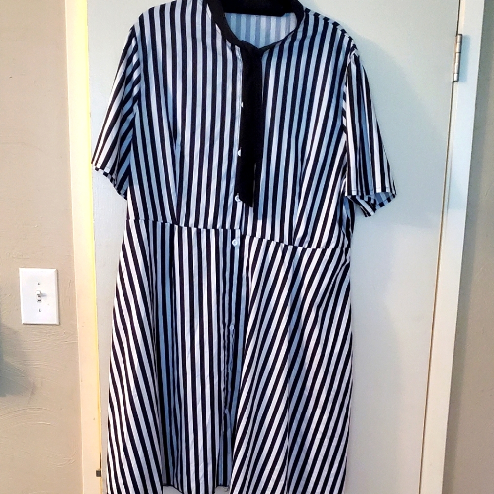 NEW no tags size 4x but fits like a 2x. Knee length